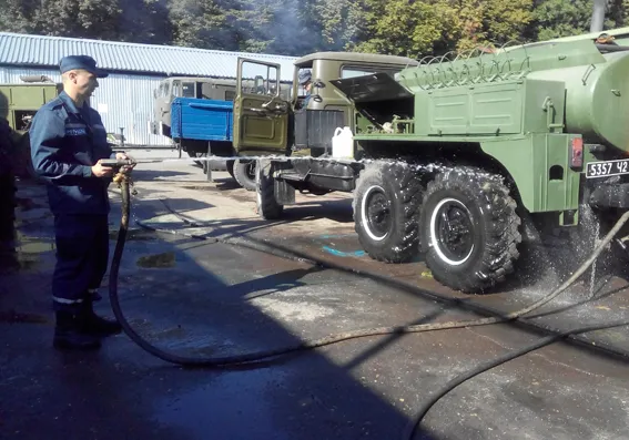 У Хмельницькому працівники ДСНС провели навчальні збори стосовно радіаційного, хімічного та біологічного захисту — фото 1