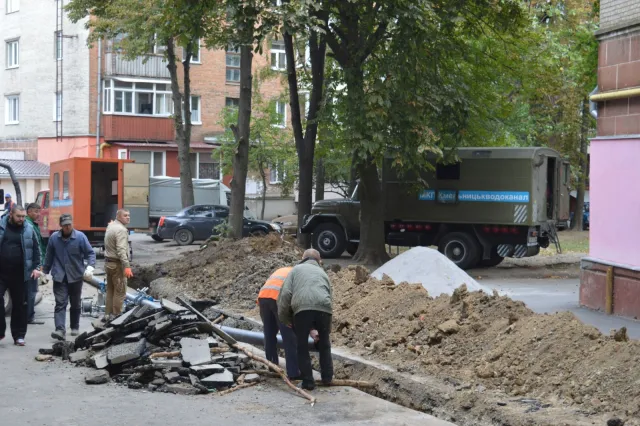 Працівники завершують ремонтні роботи щодо заміни ділянки водопроводу на вулиці Сковороди — фото 1