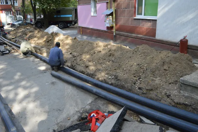 Працівники завершують ремонтні роботи щодо заміни ділянки водопроводу на вулиці Сковороди — фото 2