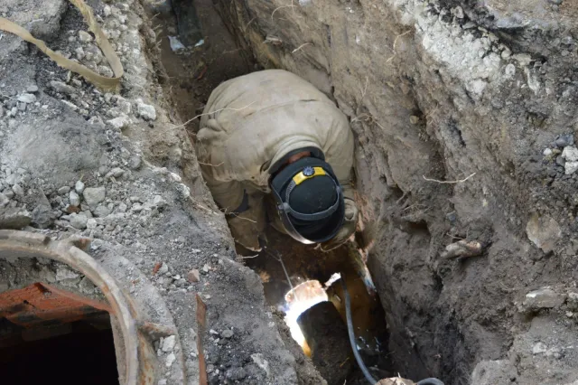 Працівники завершують ремонтні роботи щодо заміни ділянки водопроводу на вулиці Сковороди — фото 3