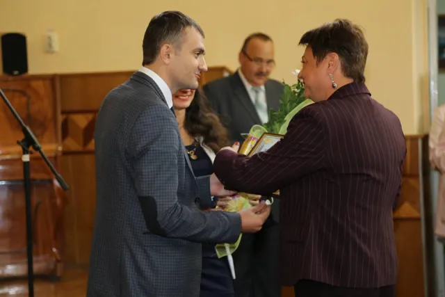 У Хмельницькому вручили грамоти кращим бібліотекарям з нагоди професійного свята — фото 1