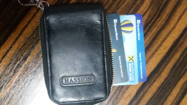 Правоохоронці шукають власників паспортів. Мобільний телефон, рюкзак та гаманець повернуто власникам — фото 3