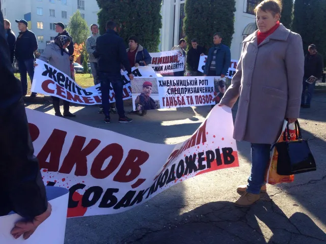 Під управлінням поліції хмельницькі активісти вимагали звільнення Семенишина. Радник Авакова заявив, що мітинг був проплачений — фото 3