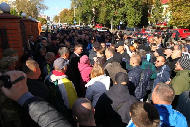 Під управлінням поліції хмельницькі активісти вимагали звільнення Семенишина. Радник Авакова заявив, що мітинг був проплачений — фото 6
