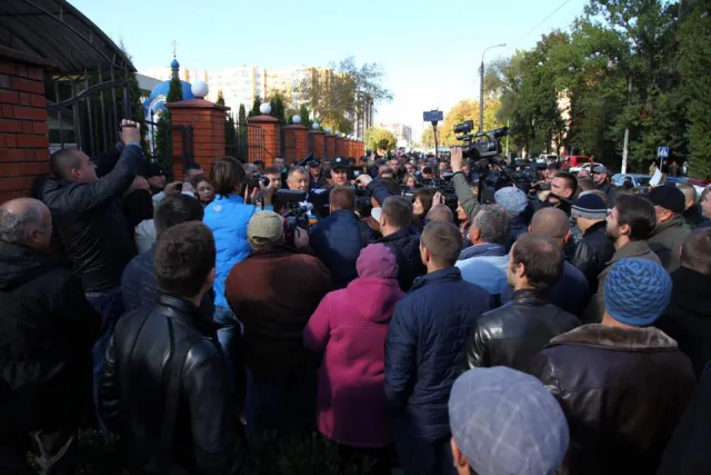 Під управлінням поліції хмельницькі активісти вимагали звільнення Семенишина. Радник Авакова заявив, що мітинг був проплачений — фото 7