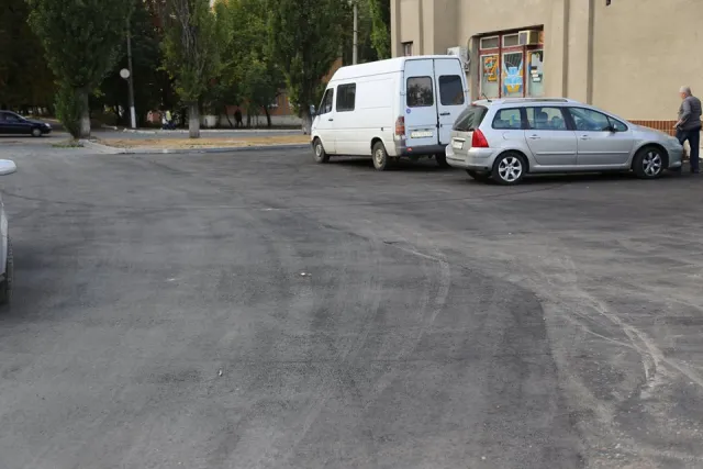 У місті облаштовують тротуарною плиткою пішохідні доріжки прибудинкових територій — фото 2