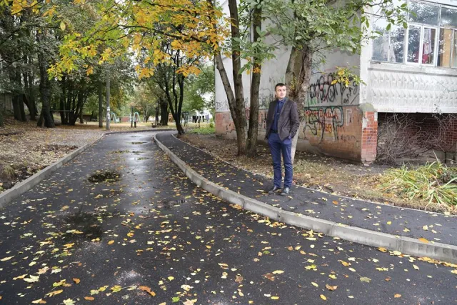 У місті облаштовують тротуарною плиткою пішохідні доріжки прибудинкових територій — фото 11