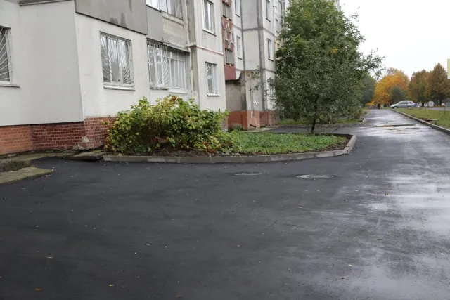 У місті облаштовують тротуарною плиткою пішохідні доріжки прибудинкових територій — фото 13
