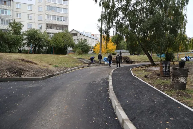 У місті облаштовують тротуарною плиткою пішохідні доріжки прибудинкових територій — фото 14