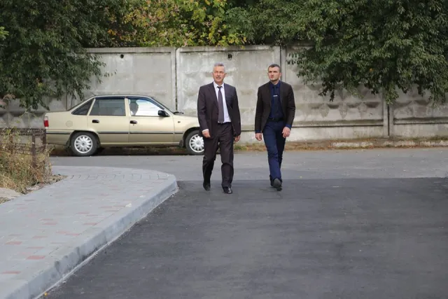 У місті облаштовують тротуарною плиткою пішохідні доріжки прибудинкових територій — фото 15