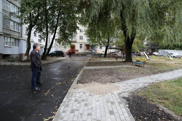 У місті облаштовують тротуарною плиткою пішохідні доріжки прибудинкових територій — фото 16