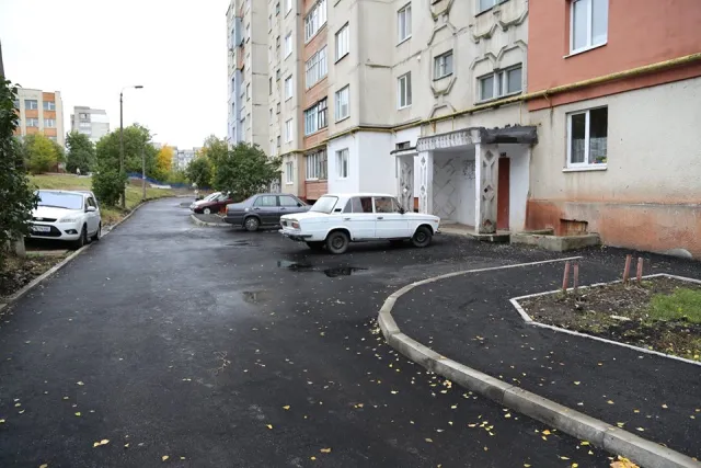 У місті облаштовують тротуарною плиткою пішохідні доріжки прибудинкових територій — фото 17