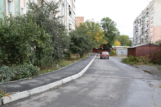 У місті облаштовують тротуарною плиткою пішохідні доріжки прибудинкових територій — фото 3