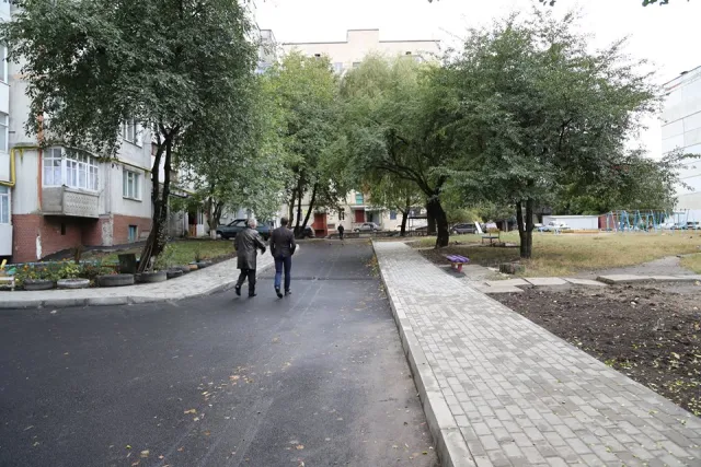 У місті облаштовують тротуарною плиткою пішохідні доріжки прибудинкових територій — фото 4