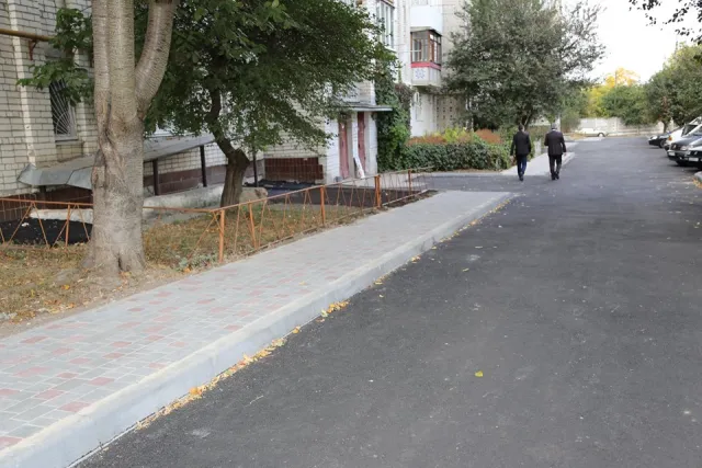 У місті облаштовують тротуарною плиткою пішохідні доріжки прибудинкових територій — фото 5