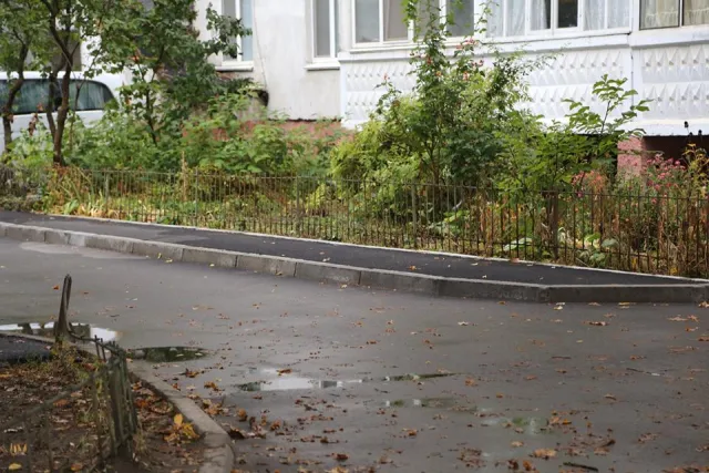 У місті облаштовують тротуарною плиткою пішохідні доріжки прибудинкових територій — фото 6