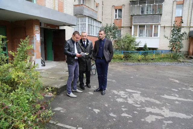 У місті облаштовують тротуарною плиткою пішохідні доріжки прибудинкових територій — фото 7