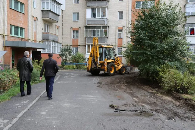 У місті облаштовують тротуарною плиткою пішохідні доріжки прибудинкових територій — фото 9