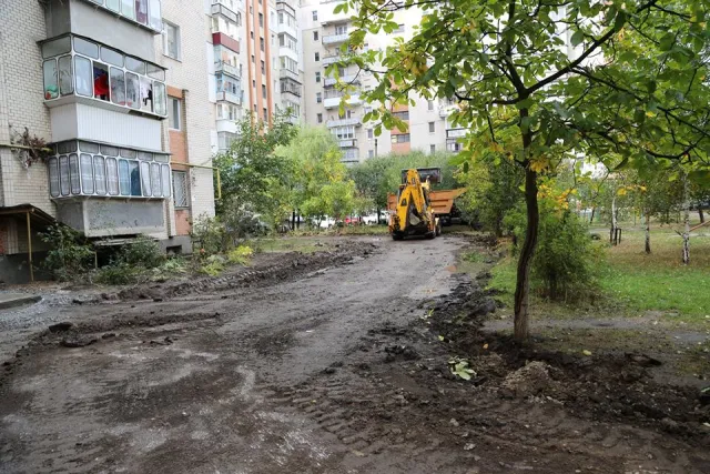 У місті облаштовують тротуарною плиткою пішохідні доріжки прибудинкових територій — фото 10