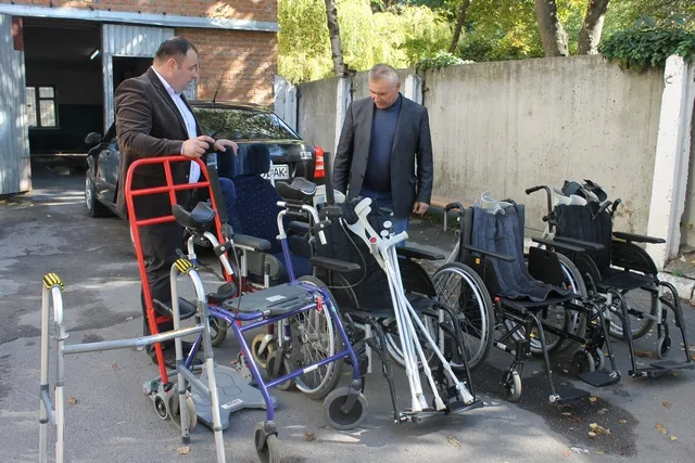Медичні заклади Кам’янця-Подільського отримали засоби для пересування хворих — фото 1
