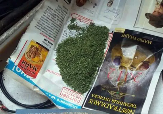 Правоохоронці вилучили у 31-річного чоловіка зброю, вибухівку, крадені велосипеди та наркотики — фото 1