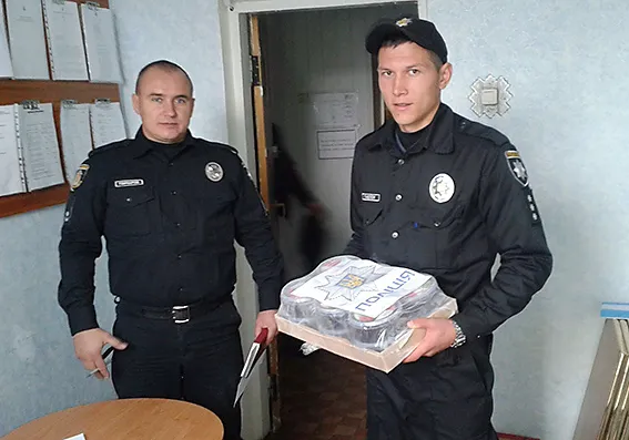 Теофіпольські поліцейські передали солодощі для дітей, які проживають у зоні АТО — фото 2
