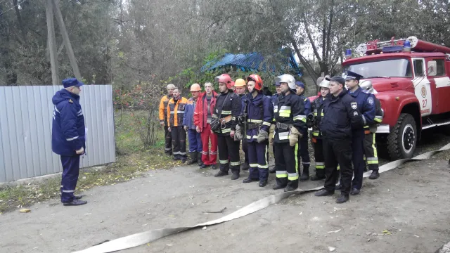 У Віньковецькому районі рятувальники пройшли тактичне навчання з ліквідації умовної пожежі на підприємстві — фото 1