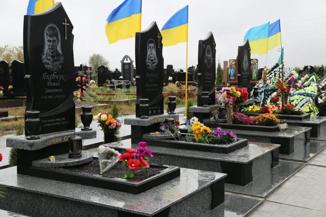 У Хмельницькому встановили та освятили пам'ятники на могилах Героїв АТО — фото 6