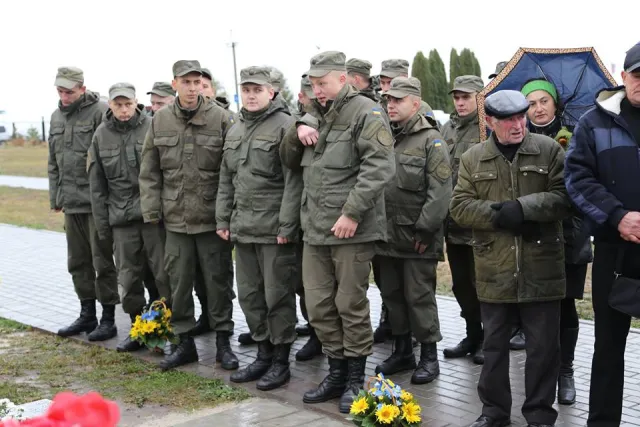 У Хмельницькому встановили та освятили пам'ятники на могилах Героїв АТО — фото 7