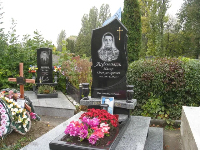 У Хмельницькому встановили та освятили пам'ятники на могилах Героїв АТО — фото 12