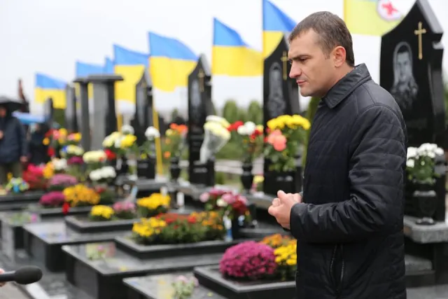 У Хмельницькому встановили та освятили пам'ятники на могилах Героїв АТО — фото 1