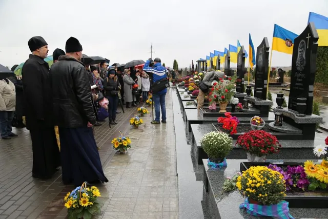 У Хмельницькому встановили та освятили пам'ятники на могилах Героїв АТО — фото 3