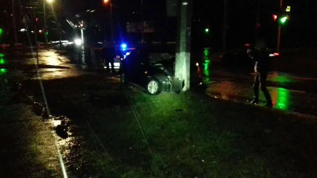 У мікрорайоні Озерна водій таксі в'їхав в електроопору. 22-річна дівчина в реанімації — фото 1