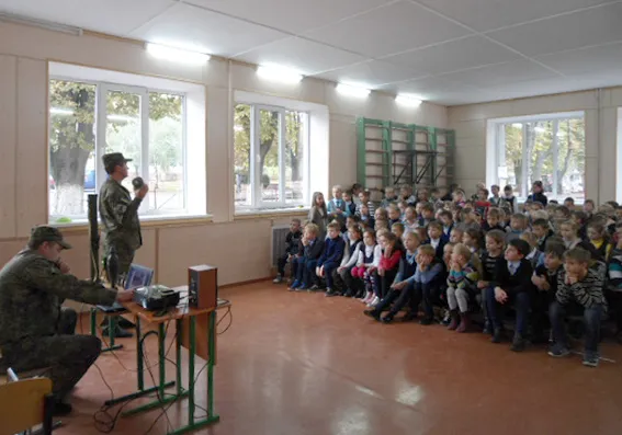 Хмельницькі поліцейські розповіли учням про поводження з вибухонебезпечними предметами — фото 1