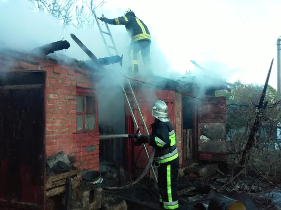 В Деражнянському районі працівники ДСНС гасили пожежу в допоміжній споруді — фото 1