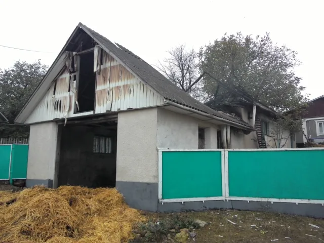 В Красилівському районі працівники ДСНС гасили пожежу в господарчій будівлі — фото 1