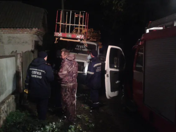 В Чемеровецькому районі працівники ДСНС зрізали дерево, яке могло впасти на будинок — фото 1
