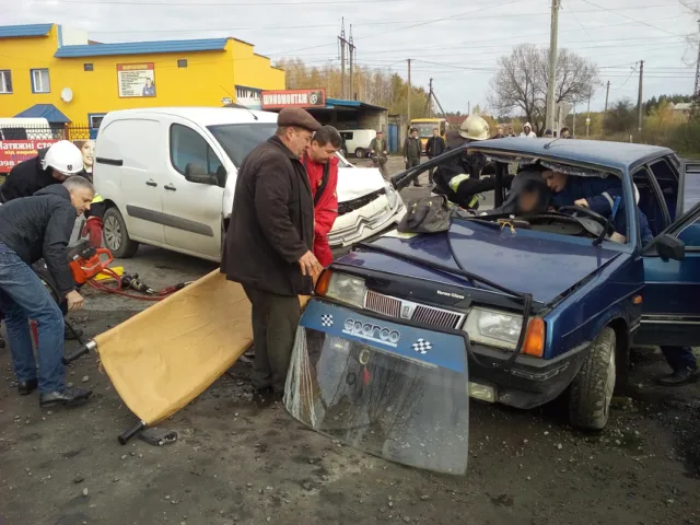 У Славуті працівники ДСНС врятували жінку з понівеченого автомобіля «ВАЗ» — фото 1