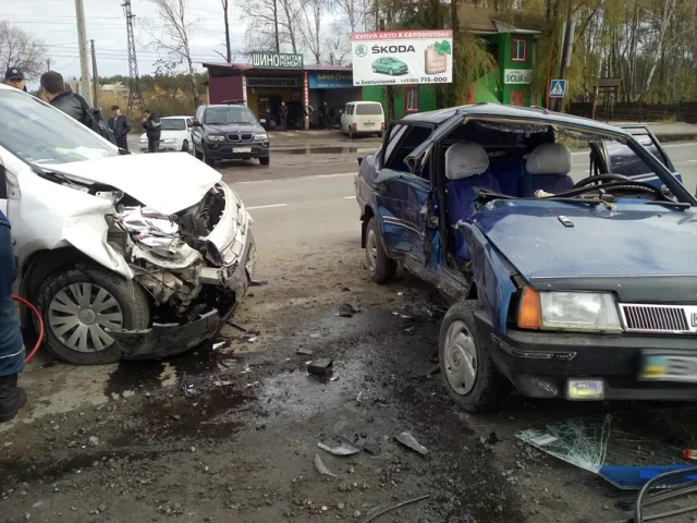 У Славуті працівники ДСНС врятували жінку з понівеченого автомобіля «ВАЗ» — фото 2