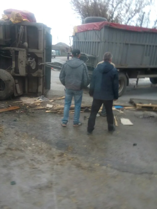 В Ярмолинецькому районі не розминулися дві вантажівки — фото 1