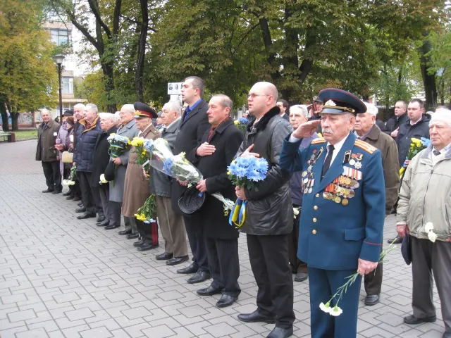 Хмельничани вшанували світлу пам'ять визволителів України від німецько-фашистських загарбників — фото 1