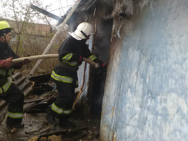 На Кам'янеччині через необережне поводження з вогнем загорівся будинок — фото 1