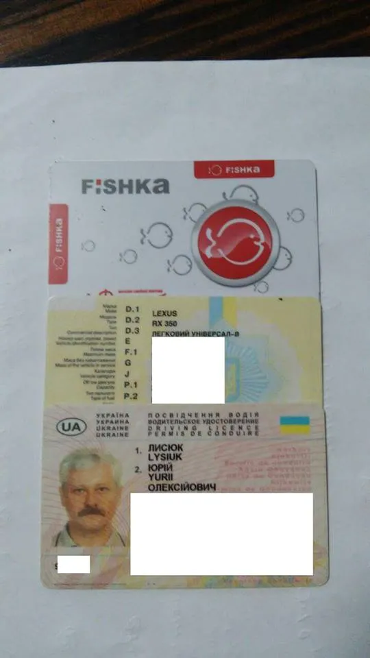 Правоохоронці шукають власників паспортів, ключів, розрахункової книжки, радіостанції, iPhone та дитячого ранцю. Документи повернуто власнику — фото 1