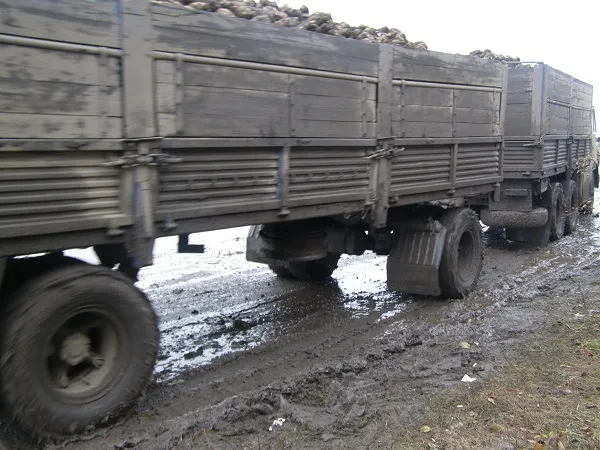 Хмельницькі дорожники скаржаться на аграріїв, які забруднюють транспортними засобами автошляхи — фото 1