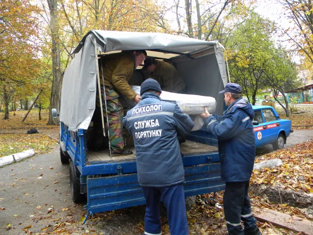 Працівники ДСНС продовжують надавати допомогу вимушеним переселенцям із зони АТО — фото 1
