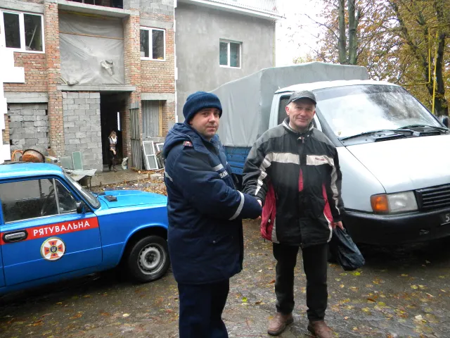 Працівники ДСНС продовжують надавати допомогу вимушеним переселенцям із зони АТО — фото 2