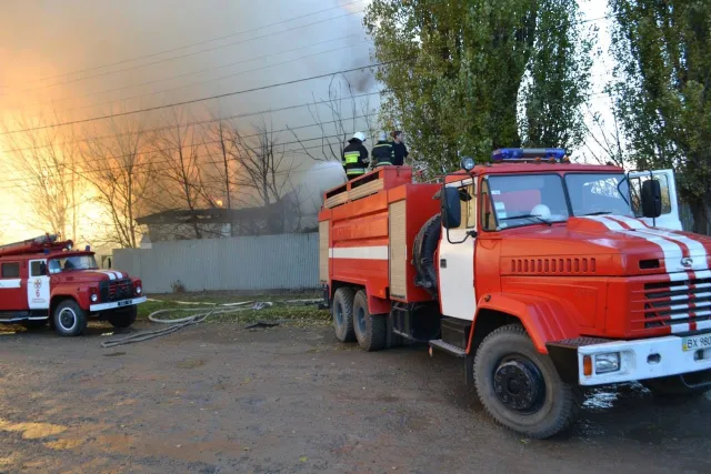 У Кам'янці-Подільському рятувальники гасили пожежу на складах колишнього хлібокомбінату — фото 2