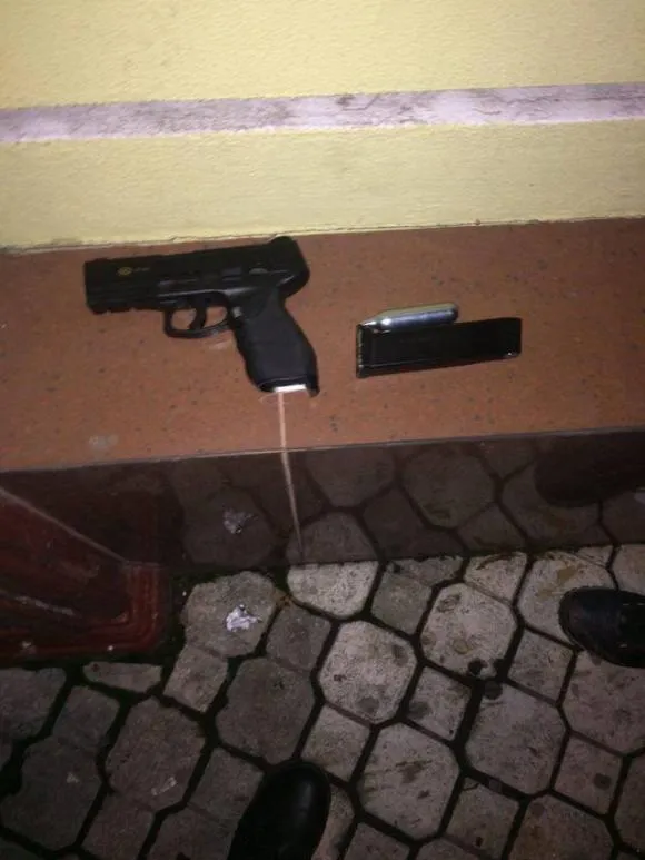 В центрі міста двоє п'яних хлопців влаштували стрілянину — фото 1