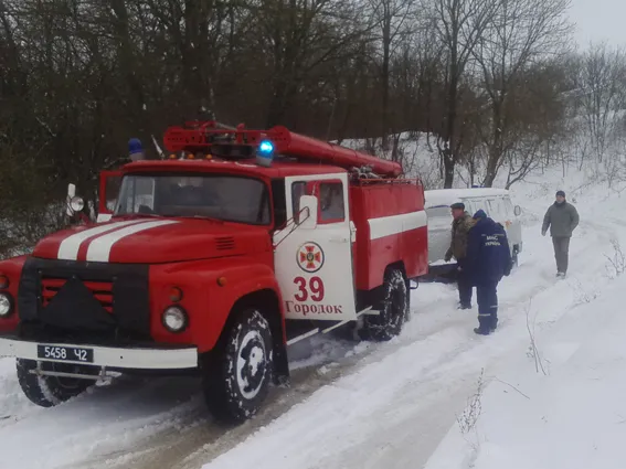 На Хмельниччині ліквідовують наслідки негоди. У всіх населених пунктах відновили електропостачання — фото 17
