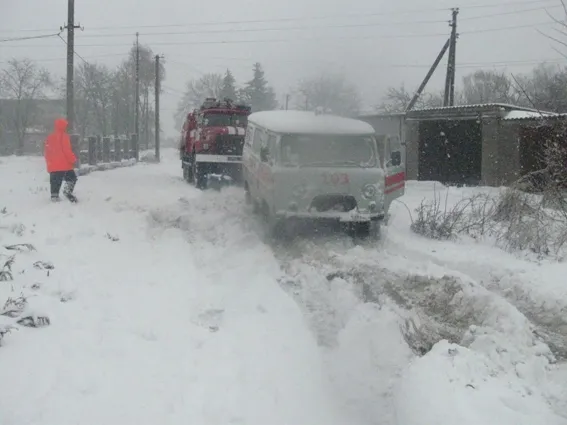 На Хмельниччині ліквідовують наслідки негоди. У всіх населених пунктах відновили електропостачання — фото 30